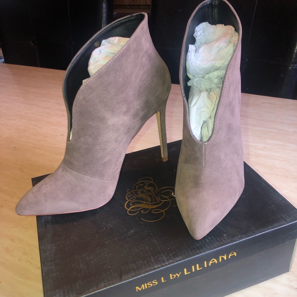 🆕 NWT heeled booties